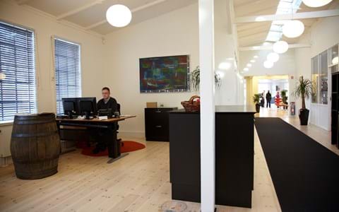 Filtløber i sort i bank lokale